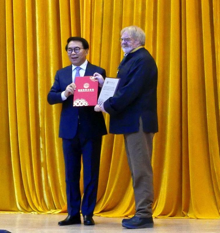 Der Präsident der CAS, Prof. Dr. Chunli Bai, überreicht Ewald Schnug Urkunde und Medaille des chinesischen Staatspreises. 