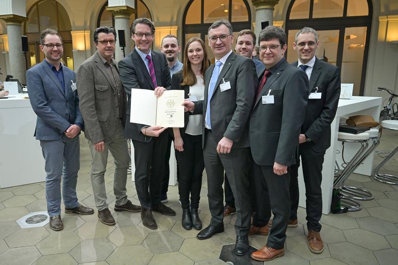 Bundesverkehrsminister Andreas Scheuer übergibt den Förderbescheid zur Stiftungsprofessur "Radverkehr" an die Hochschule Karlsruhe