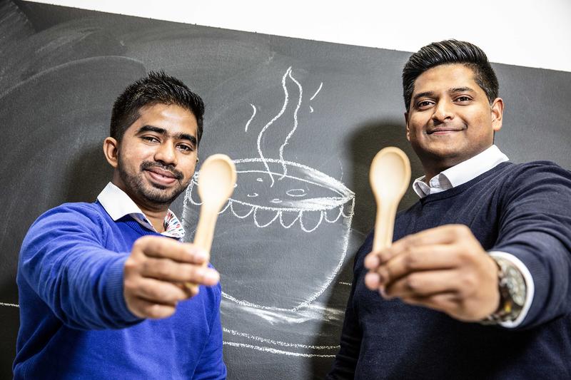  Phanindra Gopola Krishna (l.) und Abhinav Ramachandran präsentieren ihre nachhaltigen "Ecobites" - essbare Löffel aus rein pflanzlichen Inhalten und natürlichen Geschmacksstoffen