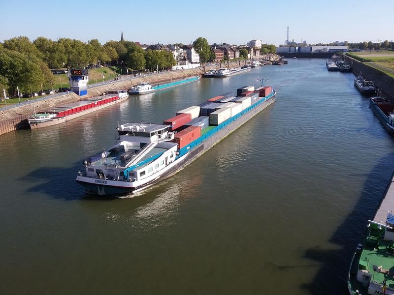 Binnenschiff auf dem Rhein