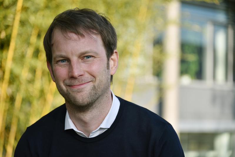Kai Papenfort ist neuer Professor für Allgemeine Mikrobiologie der Universität Jena. Er und sein Team versuchen, die chemische Kommunikation von Cholerabakterien zu entschlüsseln.  