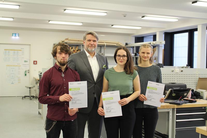 Die Deutschlandstipendiaten Felix Oswald, Sophia Rauch und Lena Köhler (v.l.) mit PFH-Präsident Prof. Dr. Frank Albe im Zentrum für Healthcare Technology der PFH. 