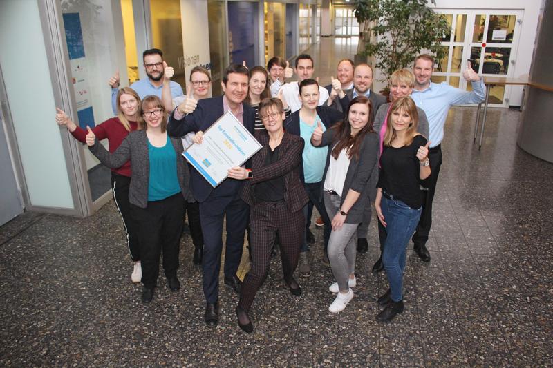 Top: Das Fernstudienteam der PFH mit der Urkunde des Online-Portals FernstudiumCheck. 