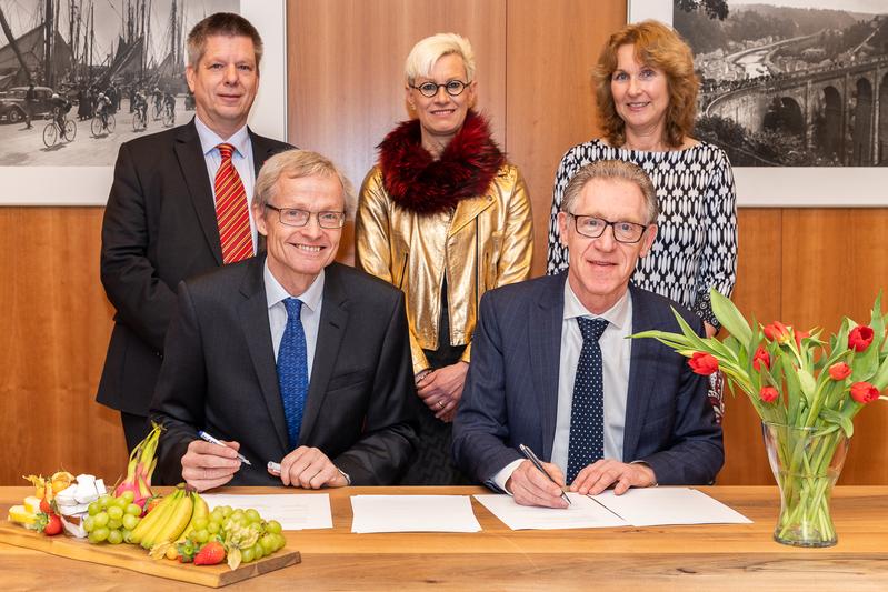 Prof. Rolf Radespiel, TU Braunschweig, Prof. Henri Werij, TU Delft sign the agreement. Prof. Peter Hecker, President Prof. Anke Kaysser-Pyzalla, TU Braunschweig; Ingrid Houthuysen, TU Delft