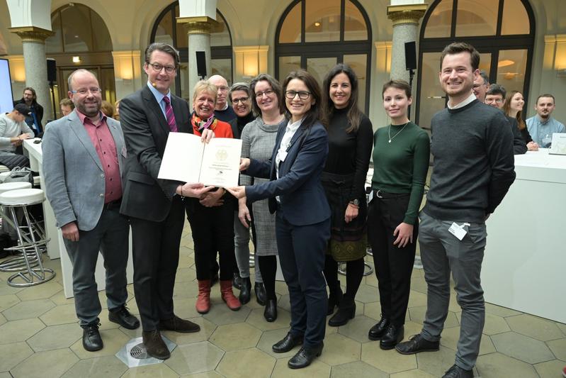 Das Team der Frankfurt University of Applied Sciences bei der Förderbescheidübergabe durch Bundesverkehrsminister Andreas Scheuer 