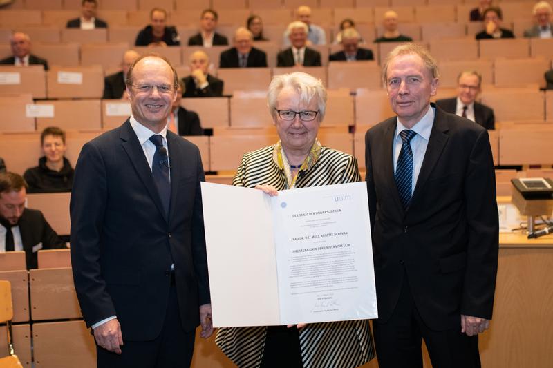 Prof. Michael Weber, Universitätspräsident; Ehrensenatorin Dr. h.c. Annette Schavan; Prof. Karl Joachim Ebeling, Laudator und ehemaliger Präsident der Universität (v. l.)