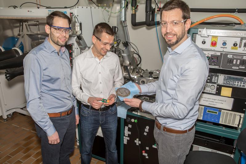 The research project is coordinated by Ruben-Simon Kühnel, Stephan Fahlbusch and Corsin Battaglia (right). Battaglia is head of the laboratory Materials for Energy Conversion at Empa.
