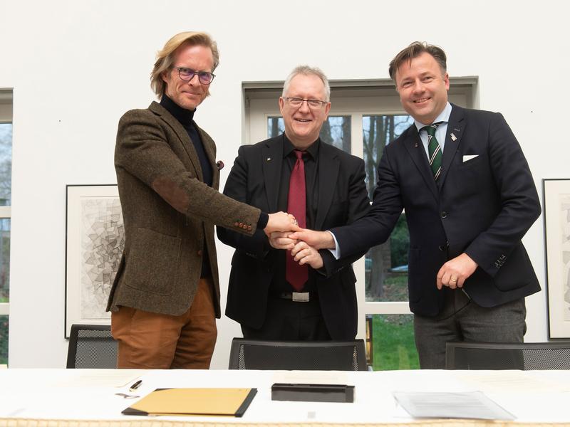 Besiegelte Zusammenarbeit (v.l.): Dekan Prof. Dr. Volker Kronenberg, Rektor Prof. Dr. Dr. h.c. Michael Hoch und der Direktor des Beethoven-Hauses, Malte Boecker. 