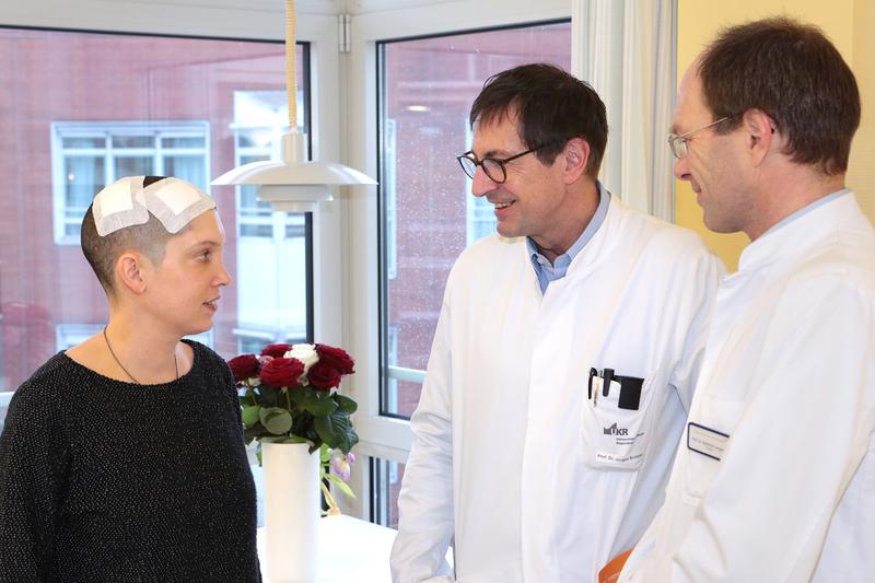 Professor Dr. Jürgen Schlaier (Mitte) und Professor Dr. Berthold Langguth betreuen Sarah Ulbrich bei ihrer Therapie mit dem neuen Hirnschrittmacher.