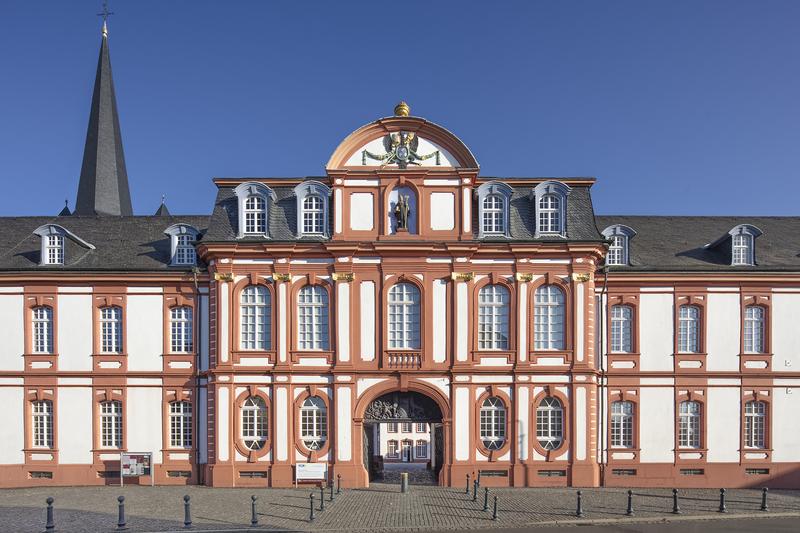 Eines von rund 100.000 im DEHIO beschriebenen Bauwerken: Die ehemalige Benediktinerabtei Brauweiler. Sie liegt in der Stadt Pulheim in Nordrhein-Westfalen.