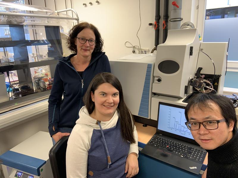 Prof. Dr. Britta Planer-Friedrich, Dr. Carolin Kerl und Jiajia Wang M.Sc. (v.l.n.r.) vor dem Massenspektrometer in Bayreuth, mit dem der Nachweis der Thioarsenate in Reisböden gelang.