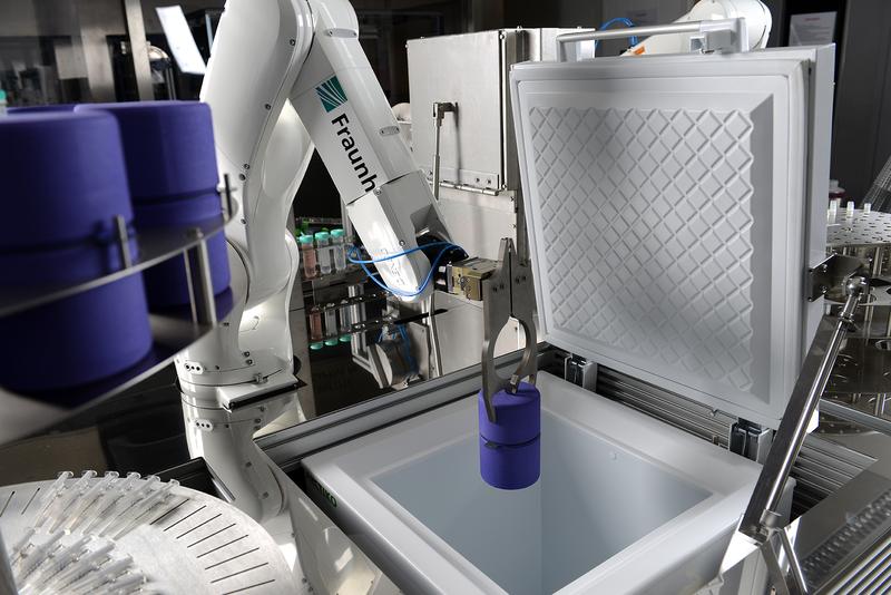 Automatisiert gesteuerte 6-Achs-Roboter transportieren Zellen und Materialien innerhalb der Anlagen. Mit den speziell geformten Greifern können Objekte verschiedener Formen und Größen bewegt werden.