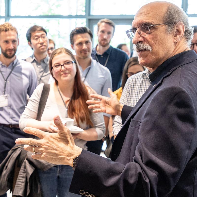 Nobel Laureate Martin Chalfie talking to young scientists during the 68th Lindau Nobel Laureate Meeting