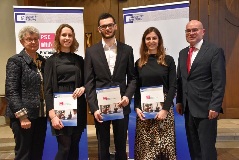 Uni-Vizepräsidentin Ulrike Holzgrabe und PSE-Geschäftsführer Matthias Erhardt gratulieren den Prüfungsbesten (v.l.): Nina Schmolinsky, Sebastian Zechel und Lorena Hock.