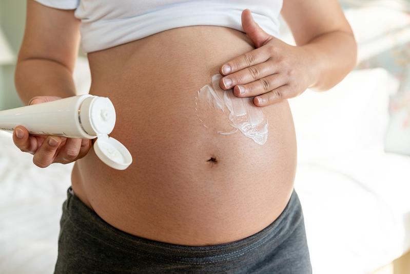 Die Nutzung von parabenhaltigen Cremes kann Folgen für Schwangere haben.