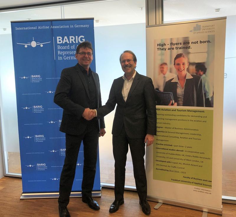 Handschlag auf gute Zusammenarbeit: BARIG-Generalsekretär Michael Hoppe (l.) und ATM-Studiengangsleiter Prof. Dr. Karl-Rudolf Rupprecht. 