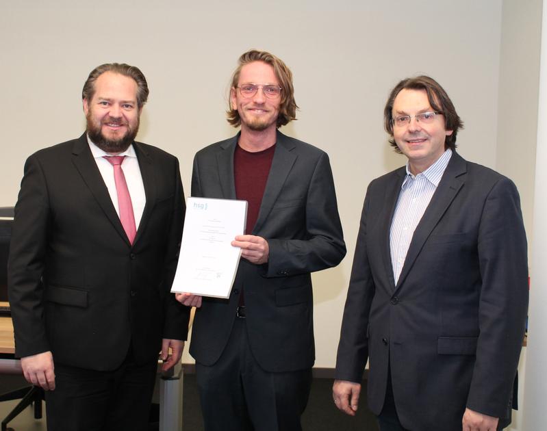 Aus den Händen von hsg-Präsident Prof. Dr. Christian Timmreck (im Bild links) erhielt Prof. Dr. Markus Wübbeler die Ernennungsurkunde im Beisein von Prof. Dr. Markus Zimmermann (rechts im Bild).