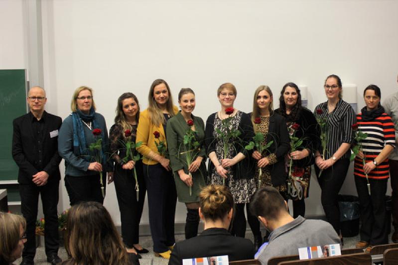 Absolvierende des Fernstudiums Bildung und Erziehung mit Studiengangsleiter Prof. Dr. Paul Krappmann (l), Prof. Dr. Armin Schneider (2.v.r.) und Dr. Anna Köbberling, MdL (r)