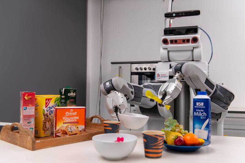 Der Sonderforschungsbereich EASE entwickelt Roboter, die in der Lage sind, alltägliche Aufgaben mit der Kompetenz von Menschen zu erledigen – beispielsweise das Kochen und das Decken des Tisches.