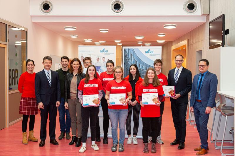 Schulsanitäter des Gymnasiums Neutraubling nahmen die Zahnrettungsboxen in Empfang. 