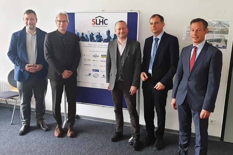 v.l.: Martin Schipper, Wirtschaftsförderung Rüsselsheim, Prof. Dr. Heimer, Torsten Regenstein, Geschäftsführer Gewobau, Dr. Reiner Wichert, Geschäftsführer AHS GmbH, Udo Bausch, OB Rüsselsheim