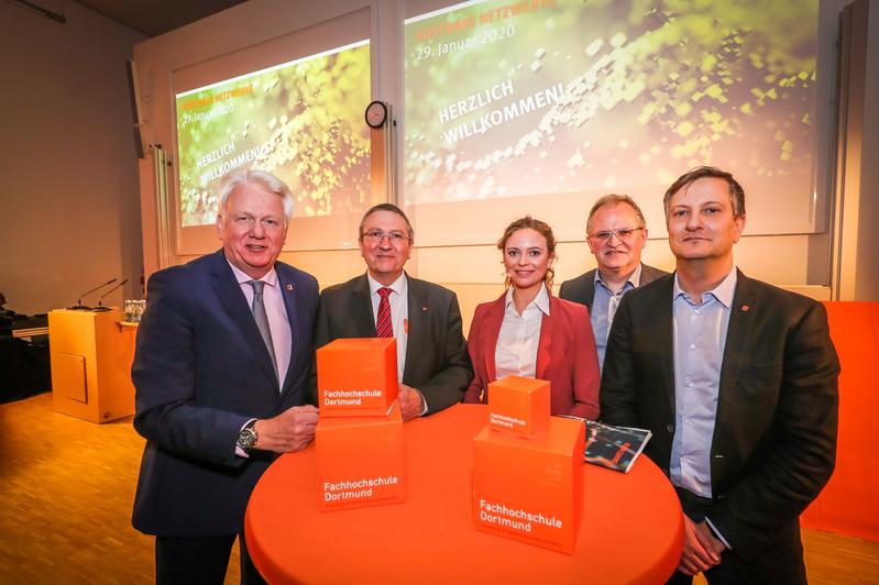 (v.l.): Oberbürgermeister Ullrich Sierau, Rektor Prof. Dr. Wilhelm Schwick, Moderatorin Lena Reuter, Dr. Jochen Dreßen vom VDI Technologiezentrum GmbH, Prorektor Prof. Dr. Volker Helm