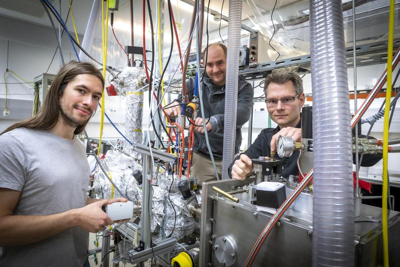 Ihre Experimente machten einen Teil des Forschungserfolgs aus: Pascal Heim, Stefan Cesnik und Markus Koch (v.l.) im Femtosekunden-Laser-Labor am Institut für Experimentalphysik der TU Graz.