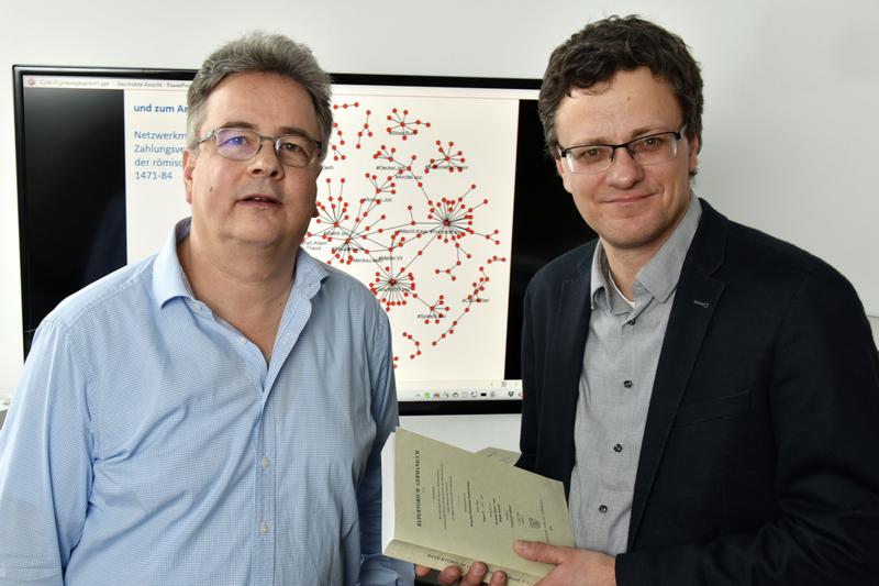 Der Informatiker Prof. Dr. Clemens Beckstein (l.) und der Historiker Dr. Robert Gramsch-Stehfest haben eine Initiative gestartet, um digitale Methoden in die Geisteswissenschaften zu integrieren.