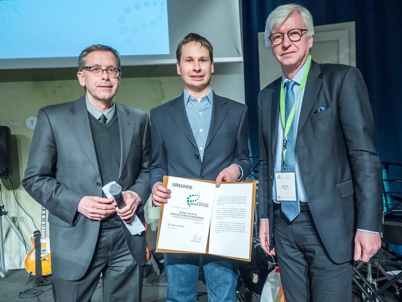 Preisträger Dr. Martin Mascher neben Laudator Prof. Dr. Klaus Pillen (links) und Prof. Dr. Jens Léon, Vorsitzender der Günter und Anna Wricke-Stiftung 