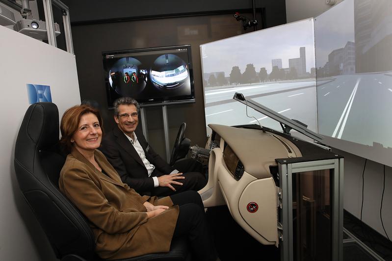 Malu Dreyer und DFKI-CEO Prof. Antonio Krüger im AV-Fahrsimulator. In diesem werden Technologien zur Erfassung von Fahrzeuginsassen erprobt.