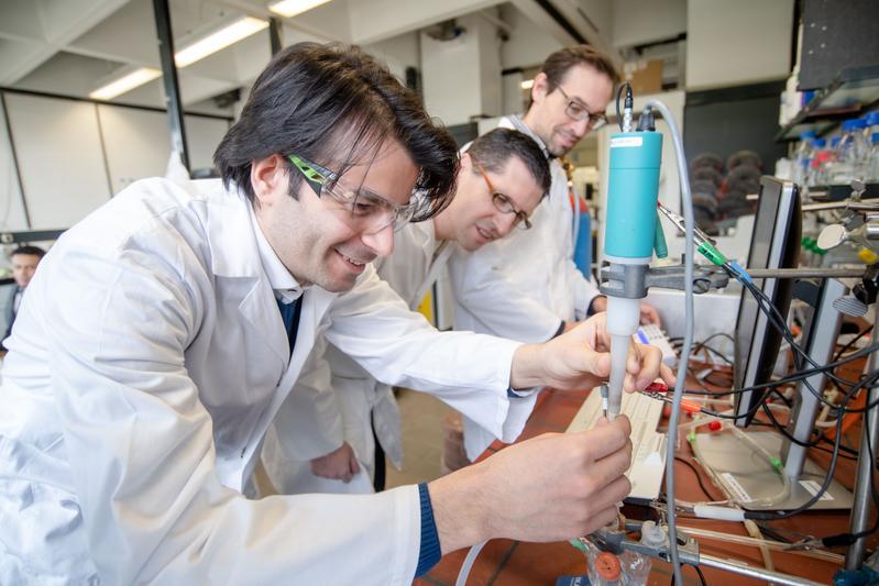  Alaa Oughli, Darren Buesen, Nicolas Plumeré (von links) wollen Biokatalysatoren langlebiger machen. © RUB, Marquard