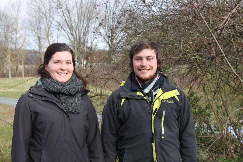 Die Preisträger Rebekka Riebl M.Sc. und Thomas Schmitt M.Sc. auf dem Bayreuther Campus.