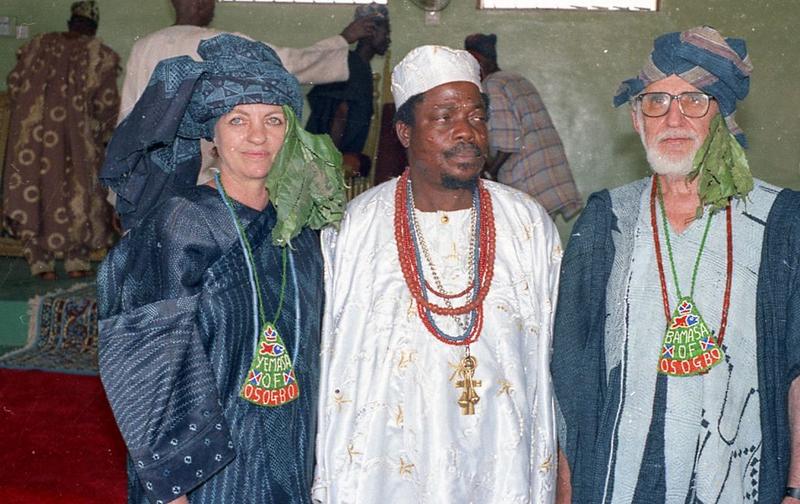 Georgina Beier (li.) und Ulli Beier (re.) bei der Verleihung der Ehrenwürde in Oshogbo im Jahr 1992. 