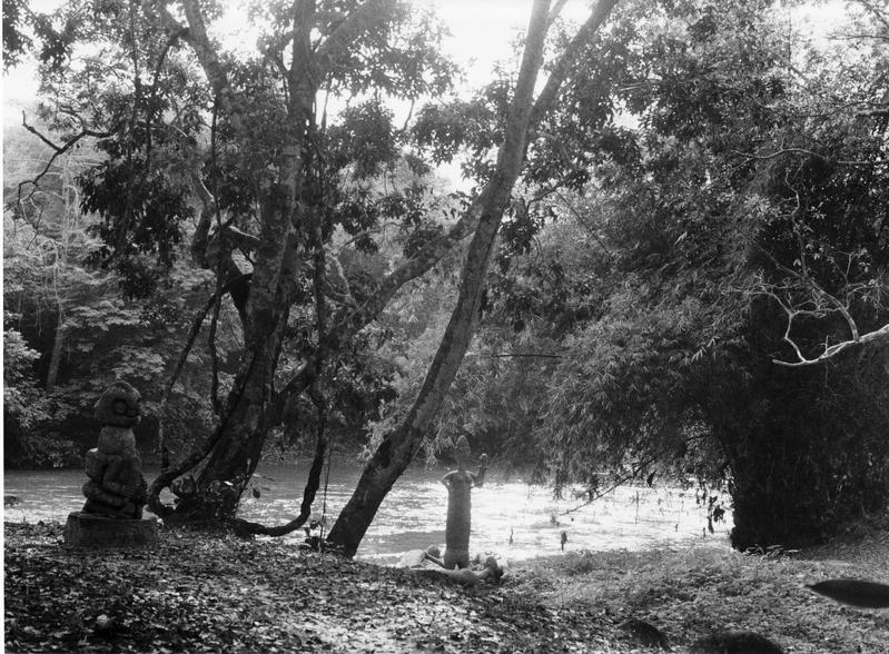 Blick auf den Fluss Oshun im Heiligen Hain der gleichnamigen Gottheit, Oshogbo, mit Skulpturen von Buraimoh Gbadamosi (li) und Saka (re), um das Jahr 1960. 