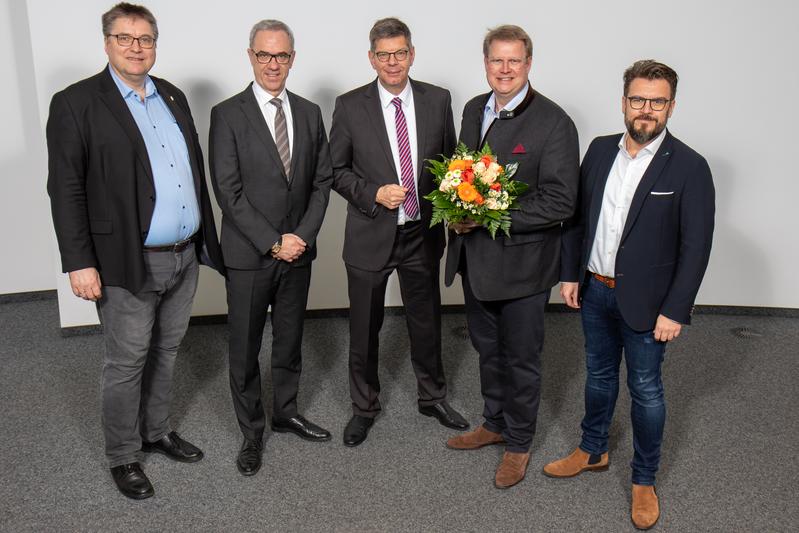 KCFM-Leiter Prof. Dr. Roland Vogt (2. v.r.) mit FOM Rektor Prof. Dr. Burghard Hermeier (Mitte) und weiteren Forschern des KCFM bei der Gründung des KompetenzCentrums (Foto: FOM/Tim Stender) 