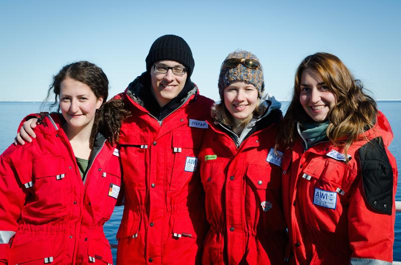 Das Team „Benthische Mikrobiologie“ auf Polarstern-Expedition PS85 zum arktischen Langzeitobservatorium HAUSGARTEN. Josephine Rapp, Stefan Becker, Christina Bienhold und Katy Hoffmann (von links). 