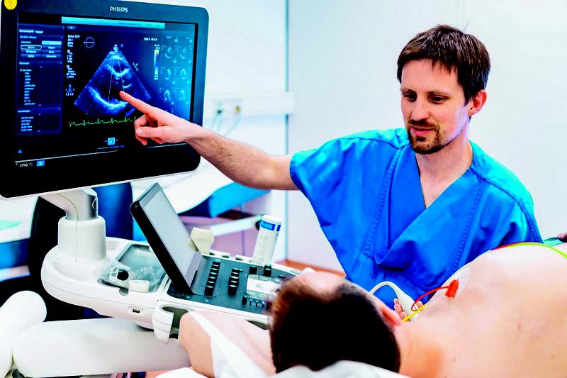 Der forschende Kardiologe Professor Karl Toischer während einer Herz-Ultraschalluntersuchung am Herzzentrum der Universitätsmedizin Göttingen. 