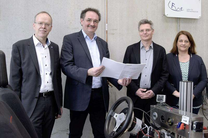  (v.l.n.r.) Dirk Hackenberg, SIHK, Jochen Schröder, GWS, Prof. Dr.  Andreas Nevoigt, FH Südwestfalen und Sonja Pfaff, Transferverbund Südwestfalen