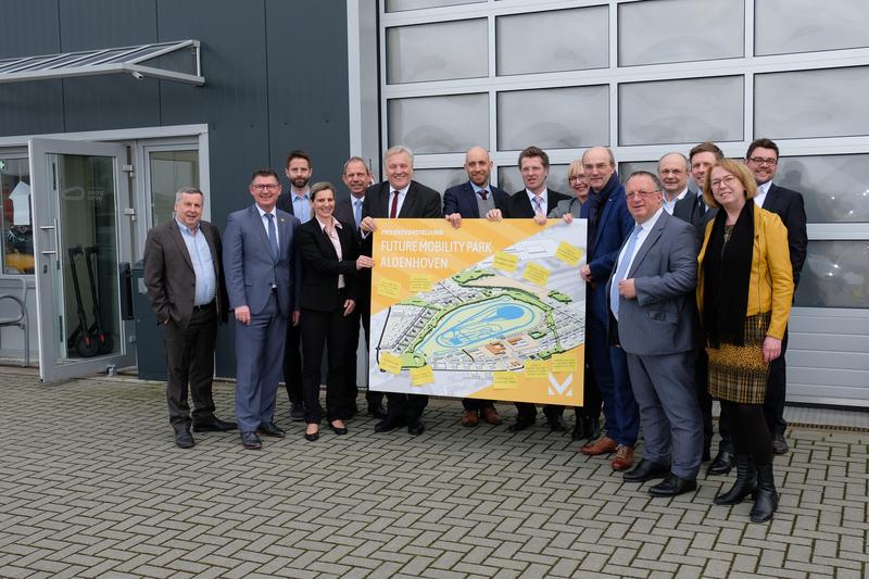 Die Vertreter des Kreises Düren und der RWTH haben die „Future Mobility Park GmbH“ gegründet.