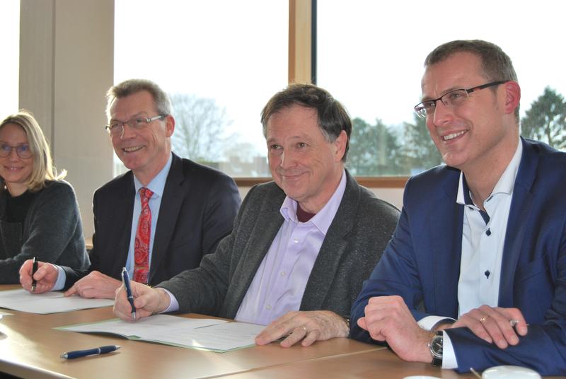 Judith Prus (Fachlehrerin RBZ Plön), Axel Böhm (Schulleiter RBZ), Prof. Dr. Udo Beer (FH-Präsident) und Prof. Dr. Björn Christensen (Dekan Fachbereich Wirtschaft FH Kiel) 