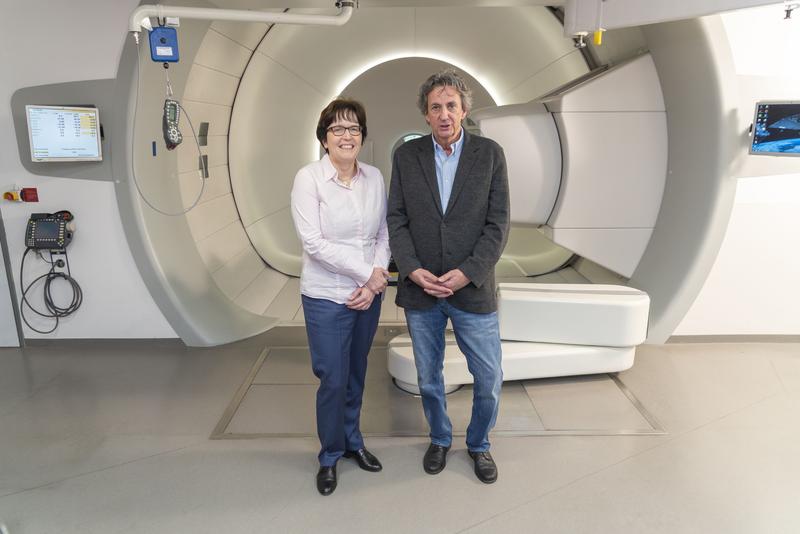 Prof. Mechthild Krause, Co-Direktorin der Universitäts ProtonenTherapie Dresden (UPTD) und Patient Kay Hofstetter am hochmodernen Behandlungsplatz der Dresdner Protonentherapie.