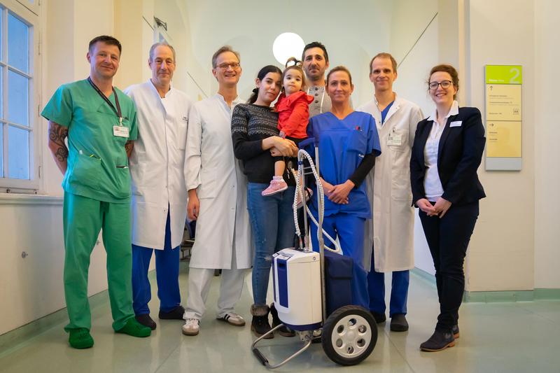 Das Premieren-Team: Kardiotechniker Iben, Klinikdirektoren Prof. Berger u. Prof. Photiadis, Elena m. Eltern, Kinderkrankenschwester Haack, Kunstherzspezialist Dr. Miera u. F.Gräbner (Berlin Heart)