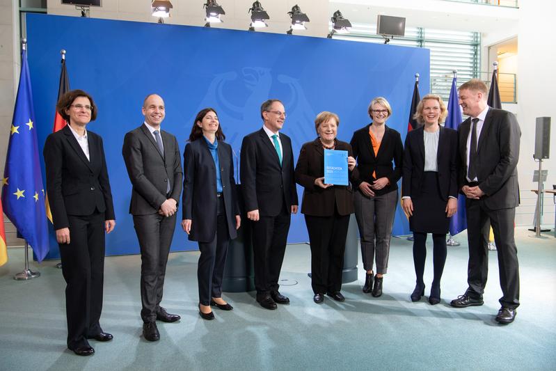 Die Mitglieder der Expertenkommission Forschung und Innovation (EFI), unter ihnen Prof. Dr. Carolin Häussler von der Universität Passau (3. v. l.) übergaben das Jahresgutachten an die Bundeskanzlerin