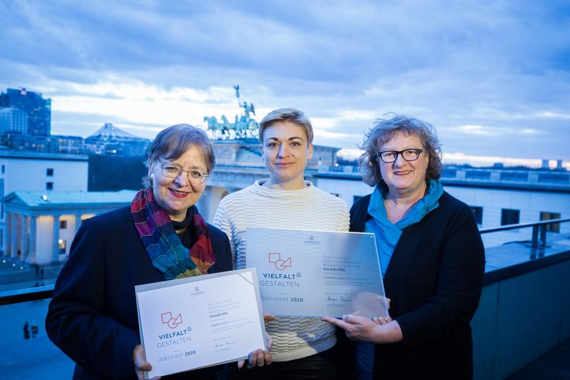 V.l.n.r.: Prof. Monika Bessenrodt-Weberpals, Isabel Collien, Dr. Ute Zimmermann mit der Urkunde