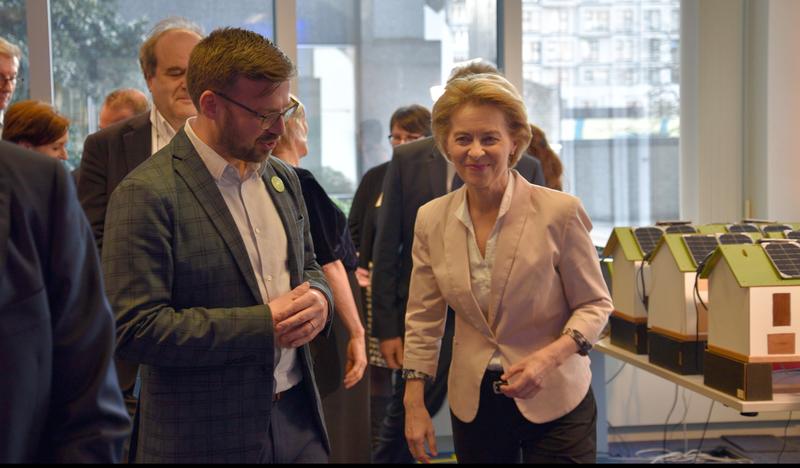 Ursula von der Leyen, Präsidentin der Europäischen Kommission, im Gespräch mit Hans De Canck, Leiter des AI Experience Center und des CLAIRE-Büros in Brüssel.