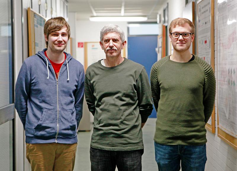 Jan-Philip Joost (l.), Professor Michael Bonitz und Niclas Schlünzen haben ein Simulationsverfahren entwickelt, mit dem bis ca. 10.000-mal schnellere quantenmechanische Berechnungen möglich sind