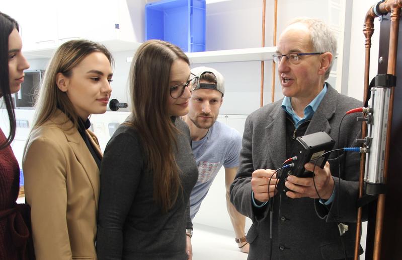 Prof. Hans-Martin Seipp erläutert ein Prüfsystem zur Messung der Strömungsgeschwindigkeit in Trinkwasserleitungen.