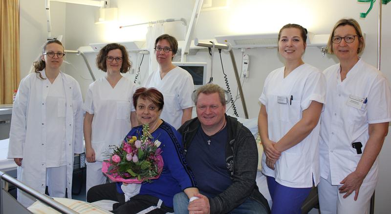 Die 1.000 Patientin im AHF Register, Manuela Henn, mit Ehemann Klaus, den Studi-enschwestern und der Studienärztin. 