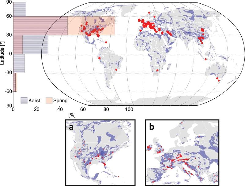 Weltweite räumliche Verteilung der Karstgebiete (blau) und Quellen (rot). 