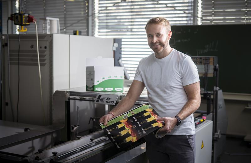 Marius Franz, Student des Studiengangs Verpackungstechnik und Nachhaltigkeit an der Hochschule München, brennt für sein Fach